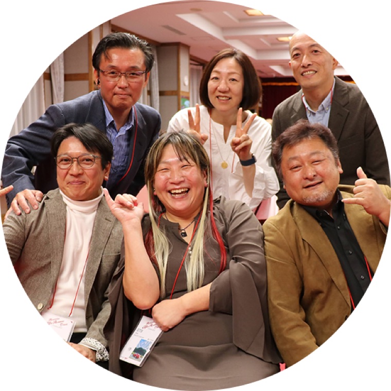 仲間と語り合うアルフィスタ